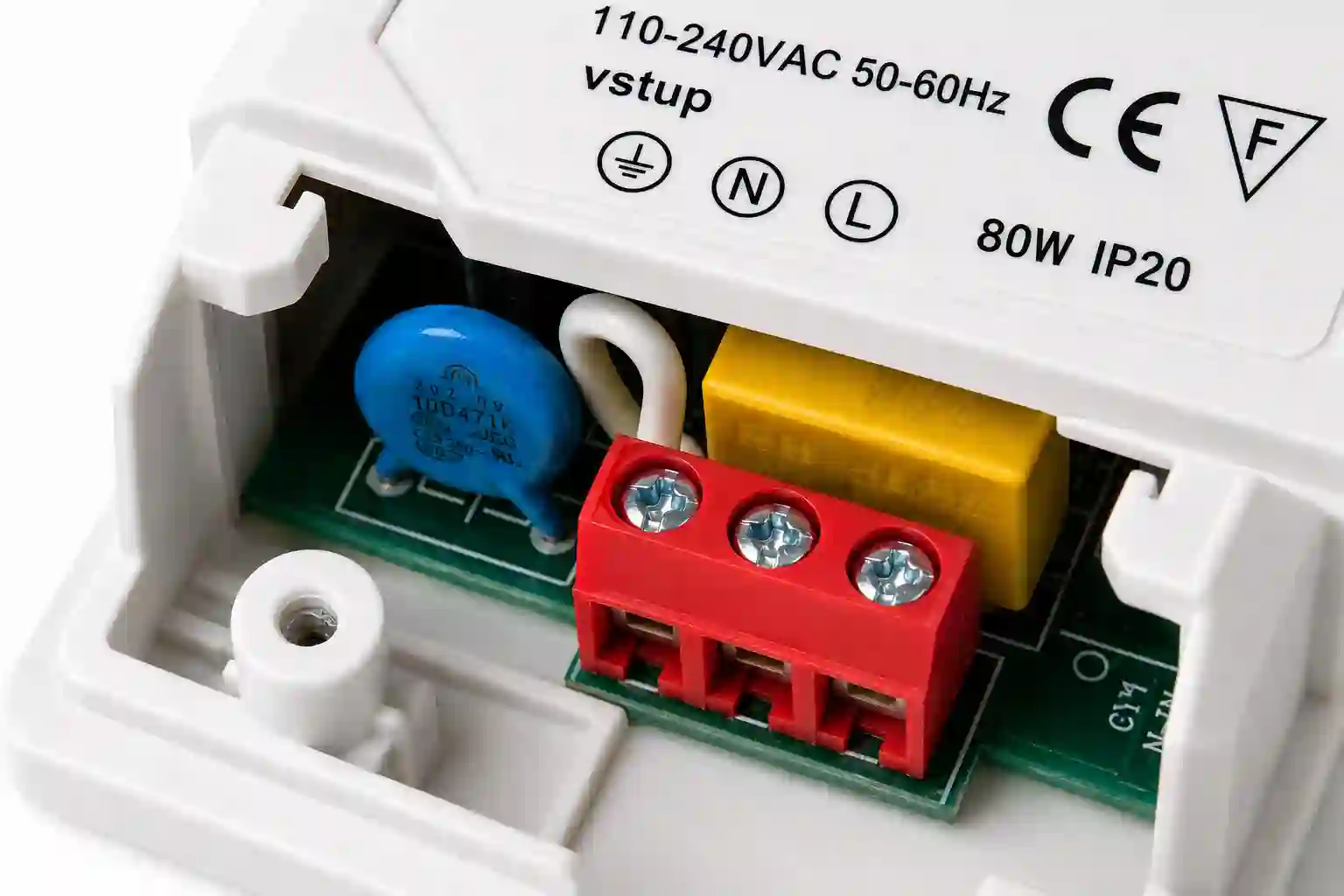 LED napájecí zdroj 12V 80W s krytými svorkovnicemi a ochranou proti zkratu a přetížení